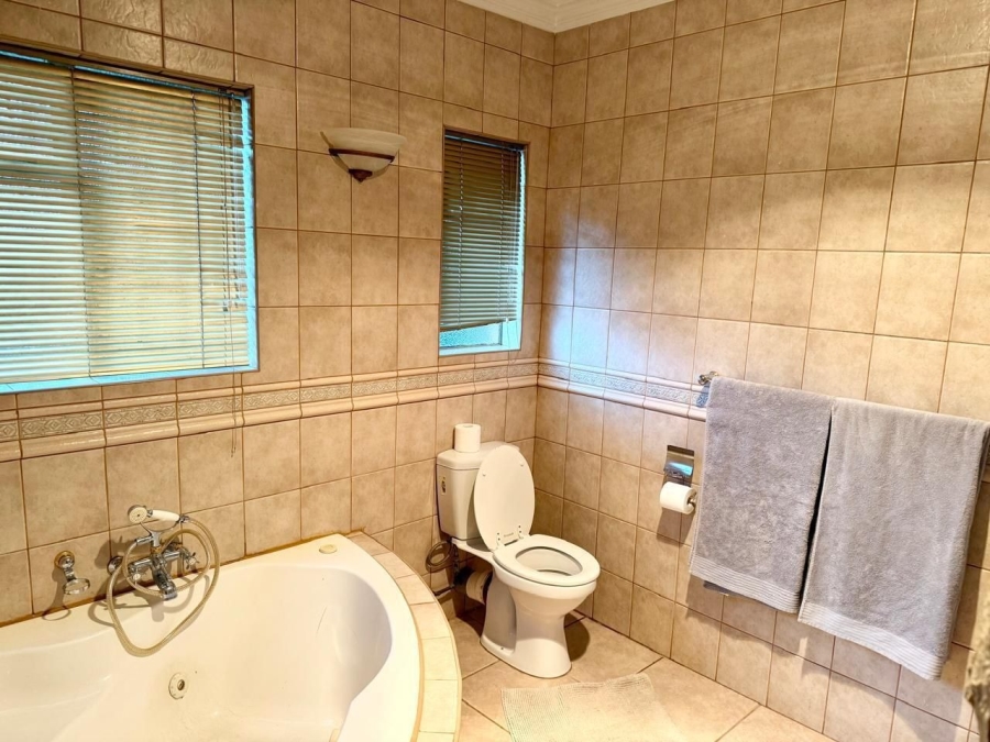 5 Bedroom Property for Sale in Safari Gardens North West